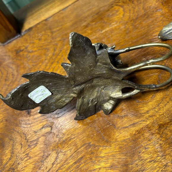 Set of two intricate leaf brass candlestick holders - Picture 5 of 6